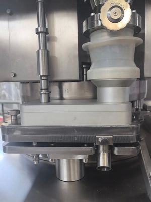 25mm Tablet Automatic Rotary Tablet Press Machine with 100kN Pressure and 40r/min Turret Speed ผู้ผลิต